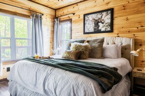 3 bedrooms, iron/ironing board, free WiFi, bed sheets - 3 King Beds 3.5 Bath Cabin-Hot Tub-Pool Table, Great Smoky Mountains (Sevierville)