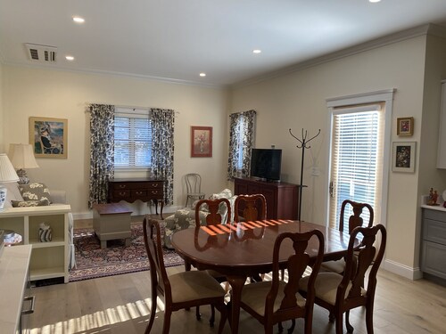 Convenient Needham 1BR apartment near Hersey train stop with private parking