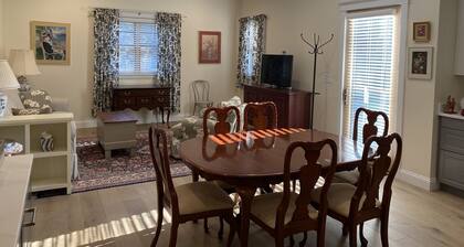 Convenient Needham 1BR apartment near Hersey train stop with private parking