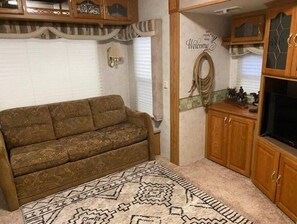 Smart TV - 5th Wheel Camper with plenty of outdoor space (Greenville)