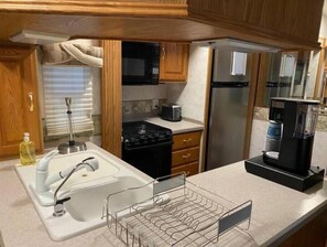 Réfrigérateur, micro-ondes, four, plaque de cuisson