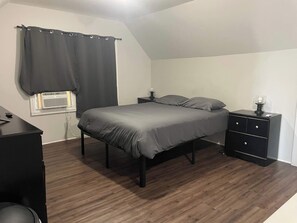 2 dormitoris, escriptori, planxa i posts de planxar i wifi