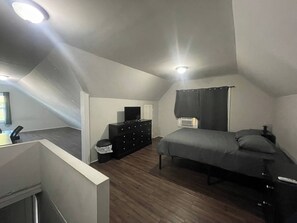 2 habitaciones, escritorio, tabla de planchar con plancha y wifi