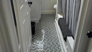 Douche, serviettes fournies, shampoing