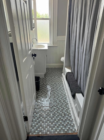 Shower, towels, shampoo. Private Apt in Middletown-Wesleyan 101