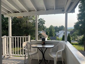 Outdoor dining - Private Apt in Middletown-Wesleyan 101 (Middletown)