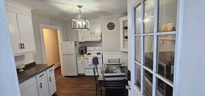 Réfrigérateur, four à micro-ondes, un four, surface de cuisson