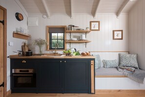 Kühlschrank, Mikrowelle, Herdplatte, Wasserkocher mit Kaffee-/Teezubehör