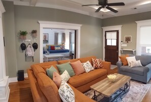 スマートテレビ、書庫、PC モニター