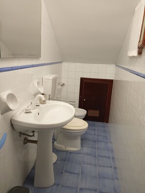 Doccia, set di cortesia gratuito, asciugacapelli, bidet