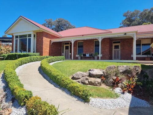 "Huonview" House on the Hill. Views for miles. 5 mins from CBD