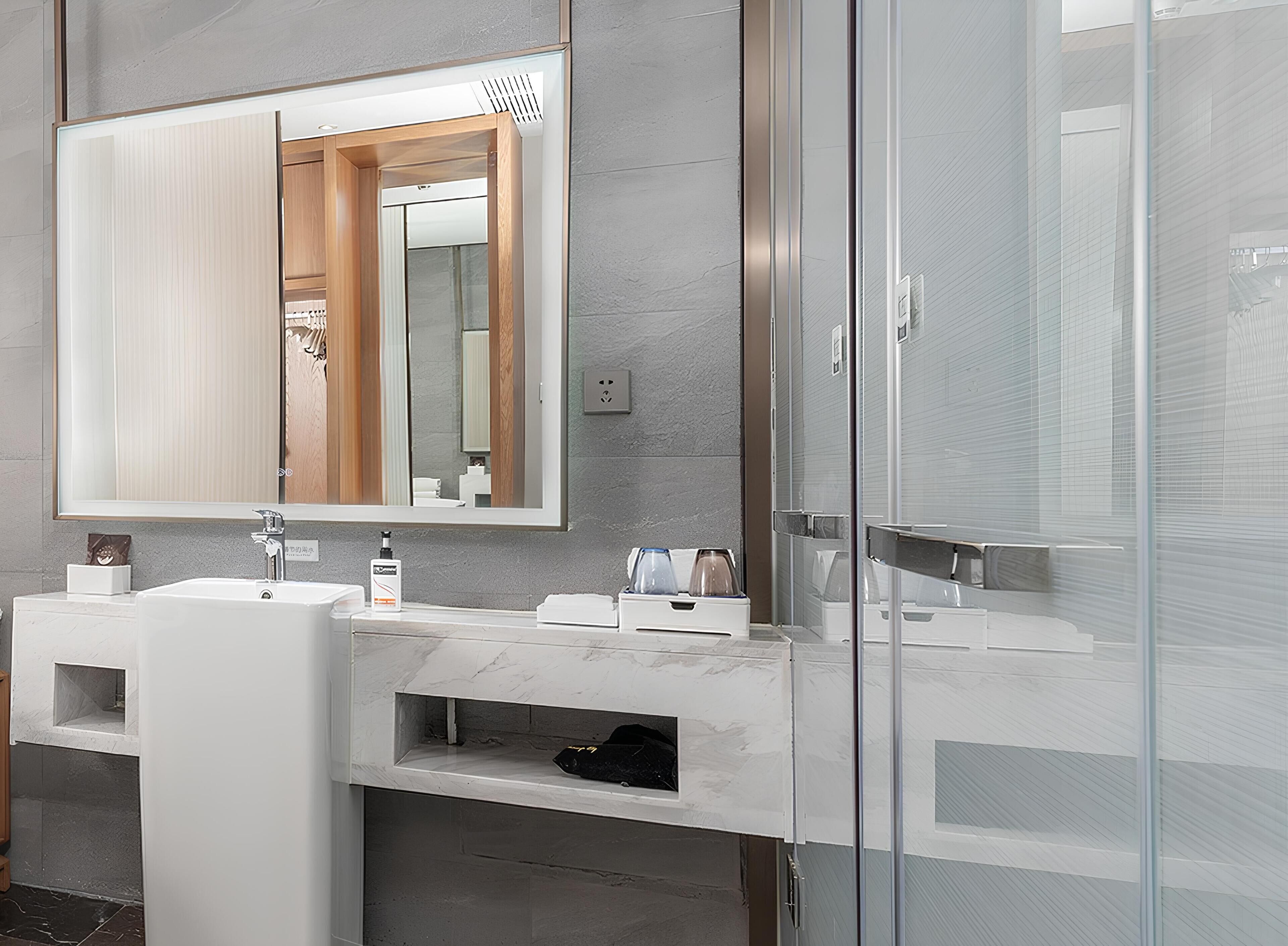 Hydromassage showerhead, hair dryer, slippers, towels