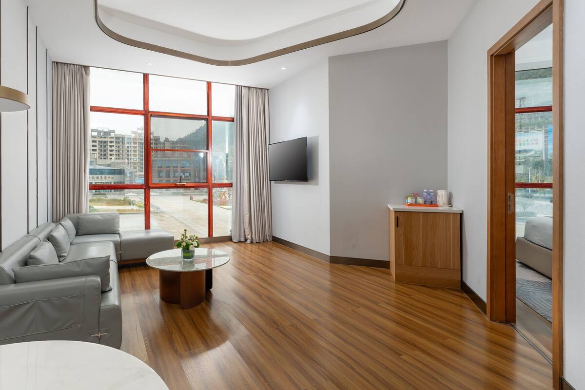 Suite, 1 Bedroom (Minifridge) | Desk, WiFi (free), bed sheets