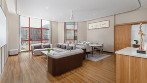 Desk, free WiFi, bed sheets - Holiday Inn Express Pingchang by IHG (Bazhong)