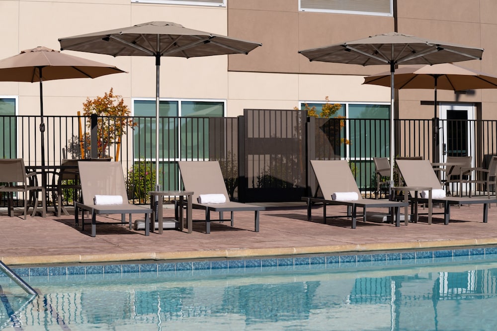 Holiday Inn Express & Suites Fresno Airport, an IHG Hotel photo 3