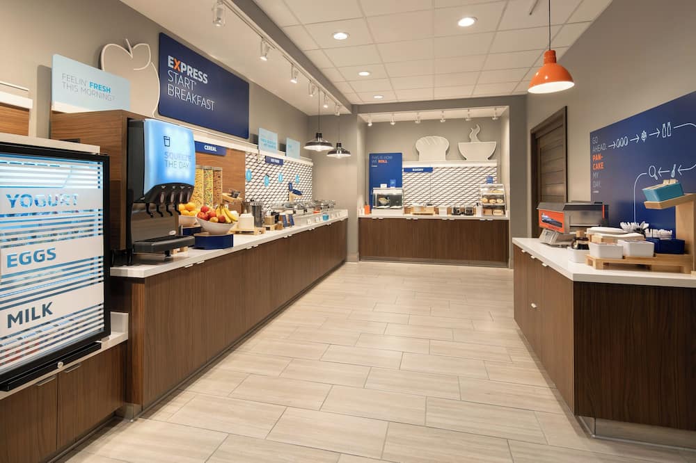 Holiday Inn Express & Suites Fresno Airport by IHG