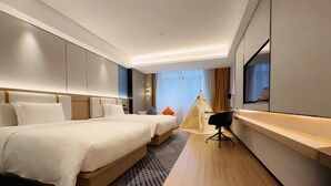 A modern hotel room with a large bed, a desk, a chair, a tent-like structure, and a large mirror. - Holiday Inn Express Quanzhou Taishang by IHG (Quanzhou)
