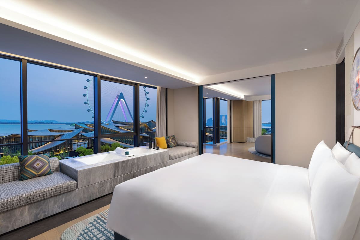 Suite, 1 King Bed, Lake View