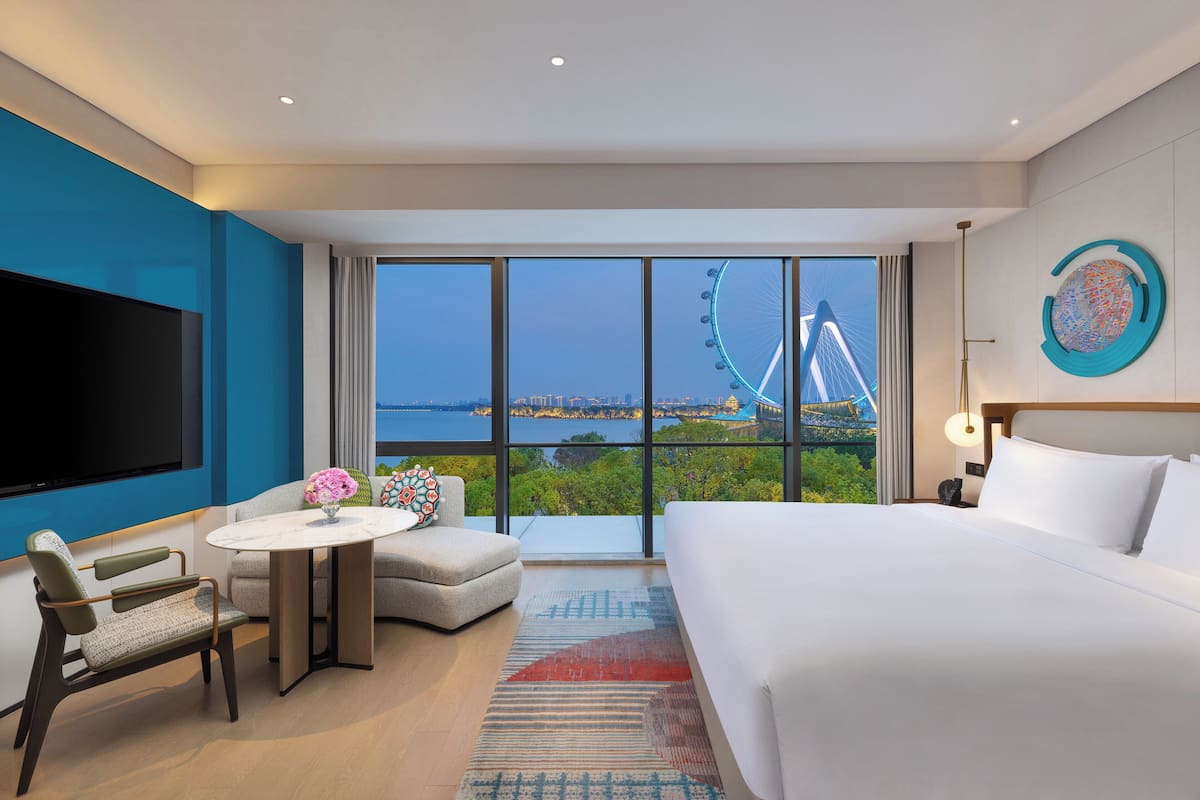 Habitación Premium, 1 cama de matrimonio grande, vistas al lago | Espacio para trabajar con un portátil, wifi gratis, ropa de cama