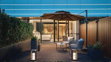 Laptop workspace, soundproofing, free WiFi, bed sheets