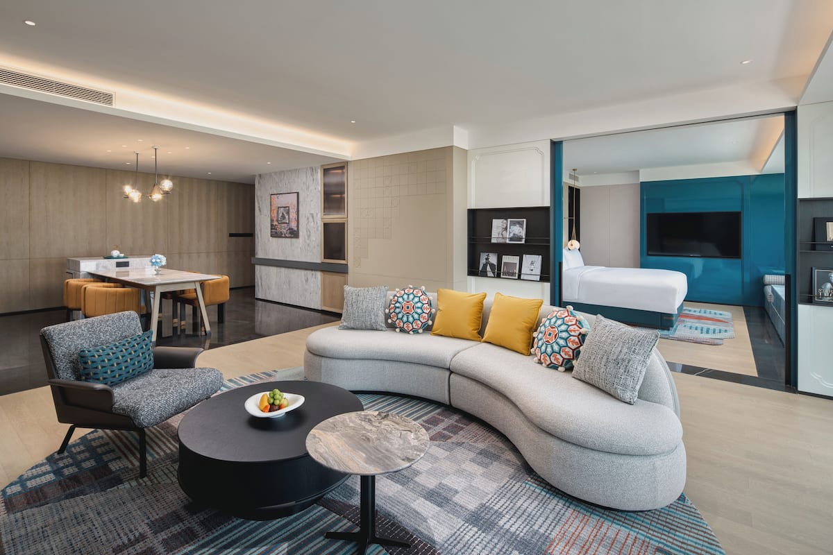 Suite, 1 habitación | Espacio para trabajar con un portátil, wifi gratis, ropa de cama