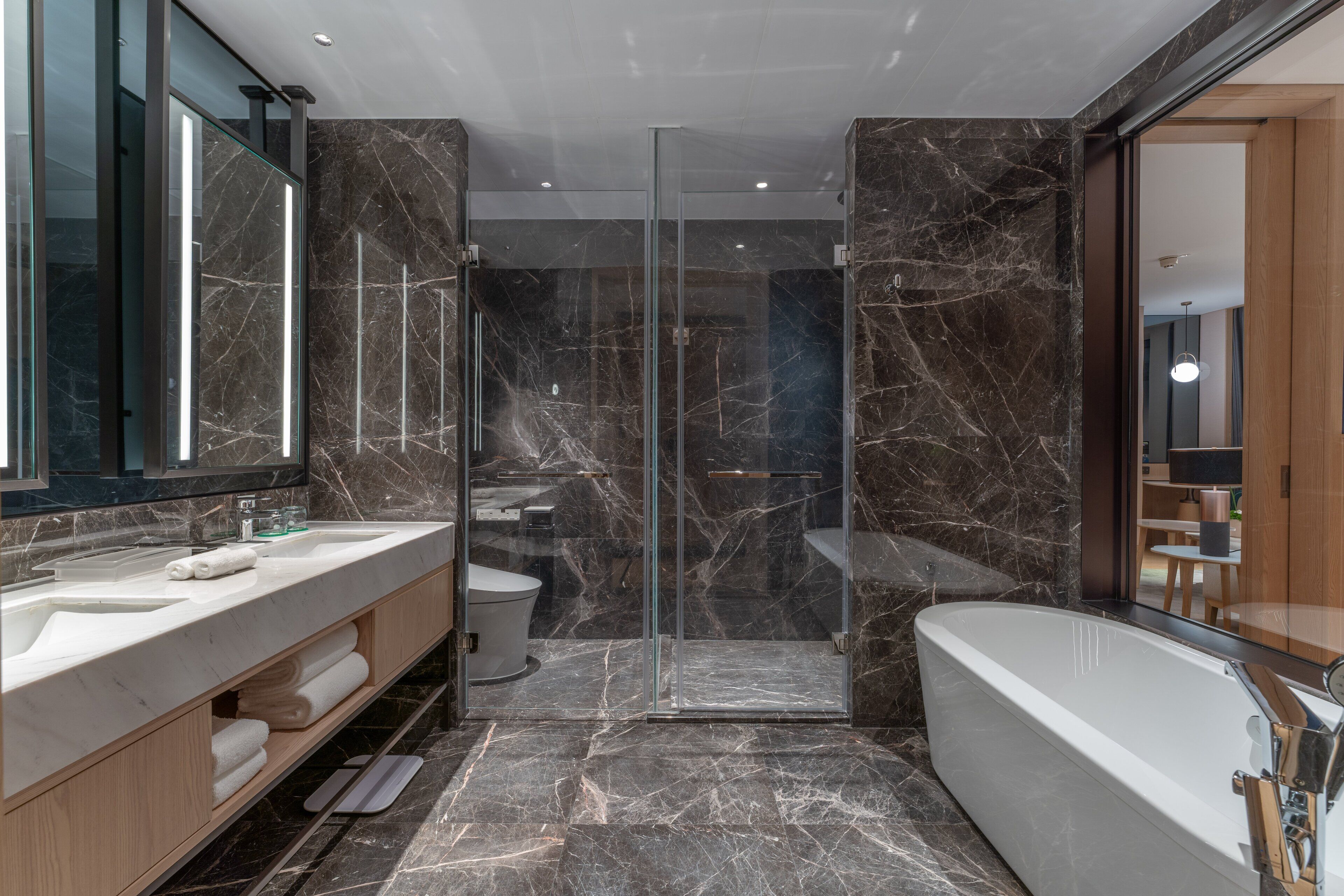 Un bagno moderno con doccia vetrata, una grande vasca da bagno e un mobile lavabo con specchio.