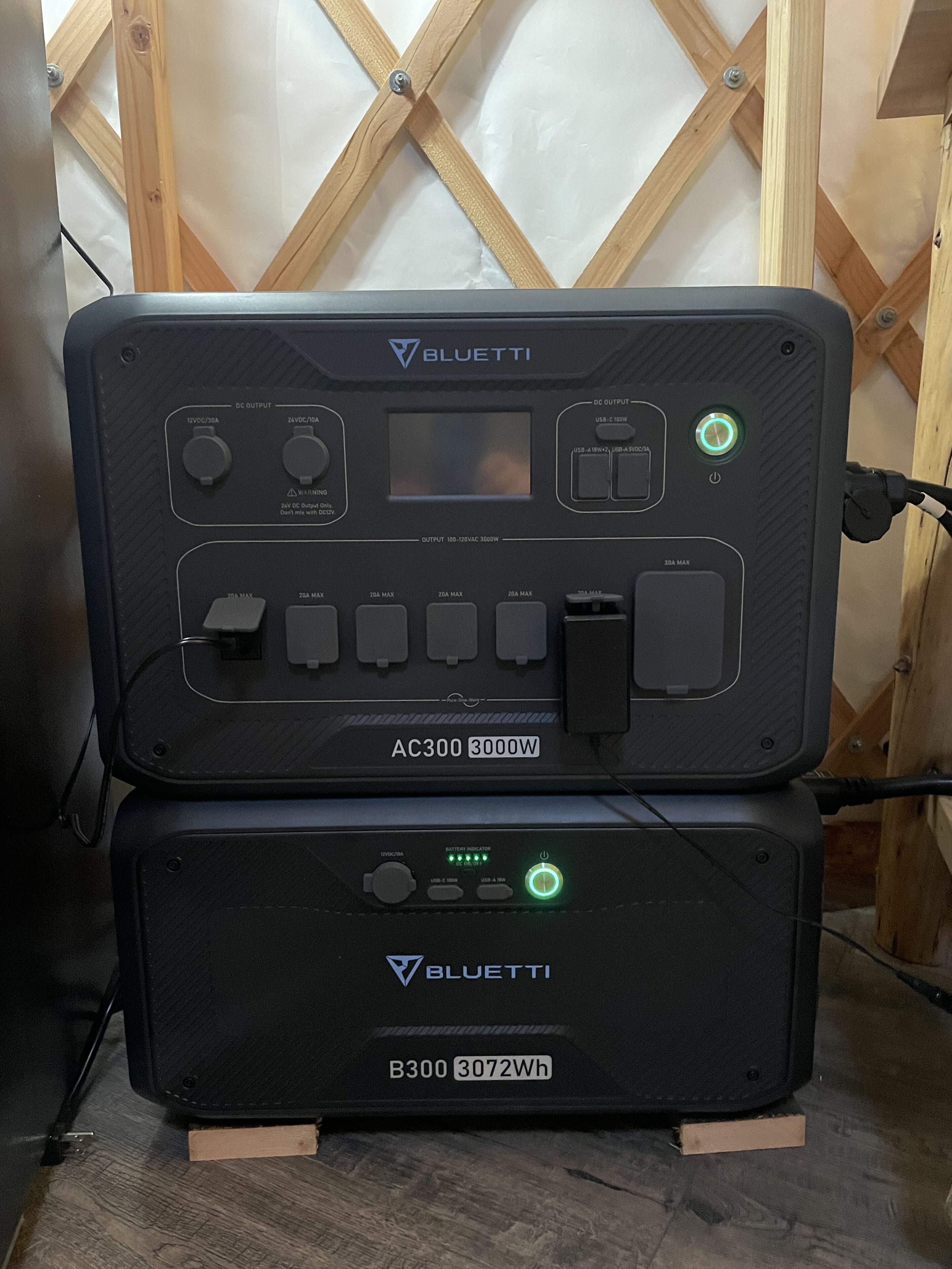Deux onduleurs Bluetti AC300 de 3000 W et B300 de 3072 Wh.