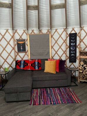 Fireplace, books - Off grid yurt in birding area, access to State Rec. trail and Whiteface river (Meadowlands)