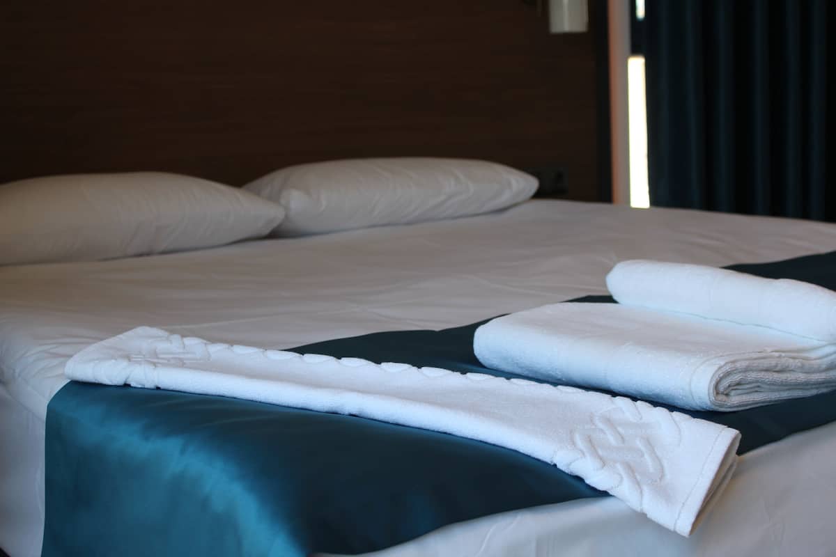 1 bedroom, Egyptian cotton sheets, premium bedding, in-room safe