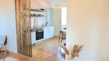 Jääkaappi, uuni, liesi, astianpesukone