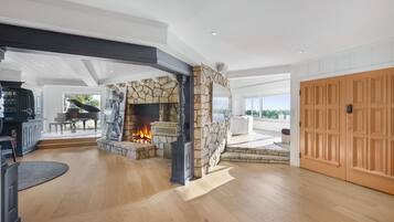 Casa superluxo, várias camas, acesso à piscina, vista para o oceano (Beverly Tree House) | Parte interna