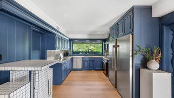 Casa superluxo, várias camas, acesso à piscina, vista para o oceano (Beverly Tree House) | Cozinha privada | Geladeira, micro-ondas, cafeteira/chaleira, mesas de jantar