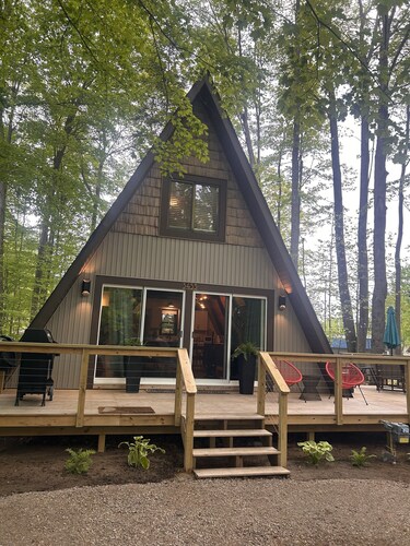 MCM A-frame: HOT TUB; Lake; Fall Colors; Fireplace; Nature; Cozy; Kayaks