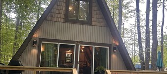 MCM A-frame: HOT TUB; Lake; Fall Colors; Fireplace; Nature; Cozy; Kayaks