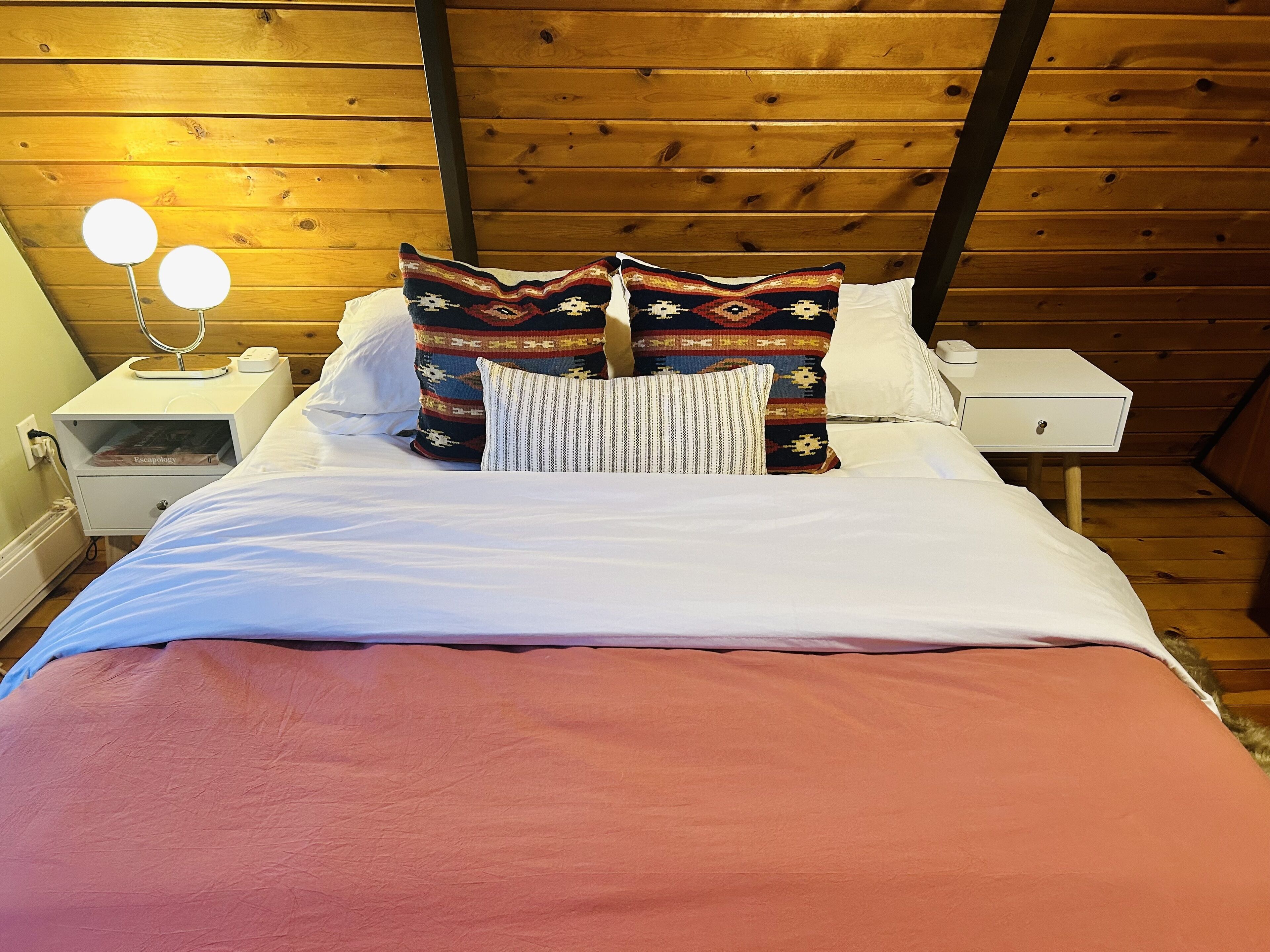 2 bedrooms, desk, WiFi, bed sheets