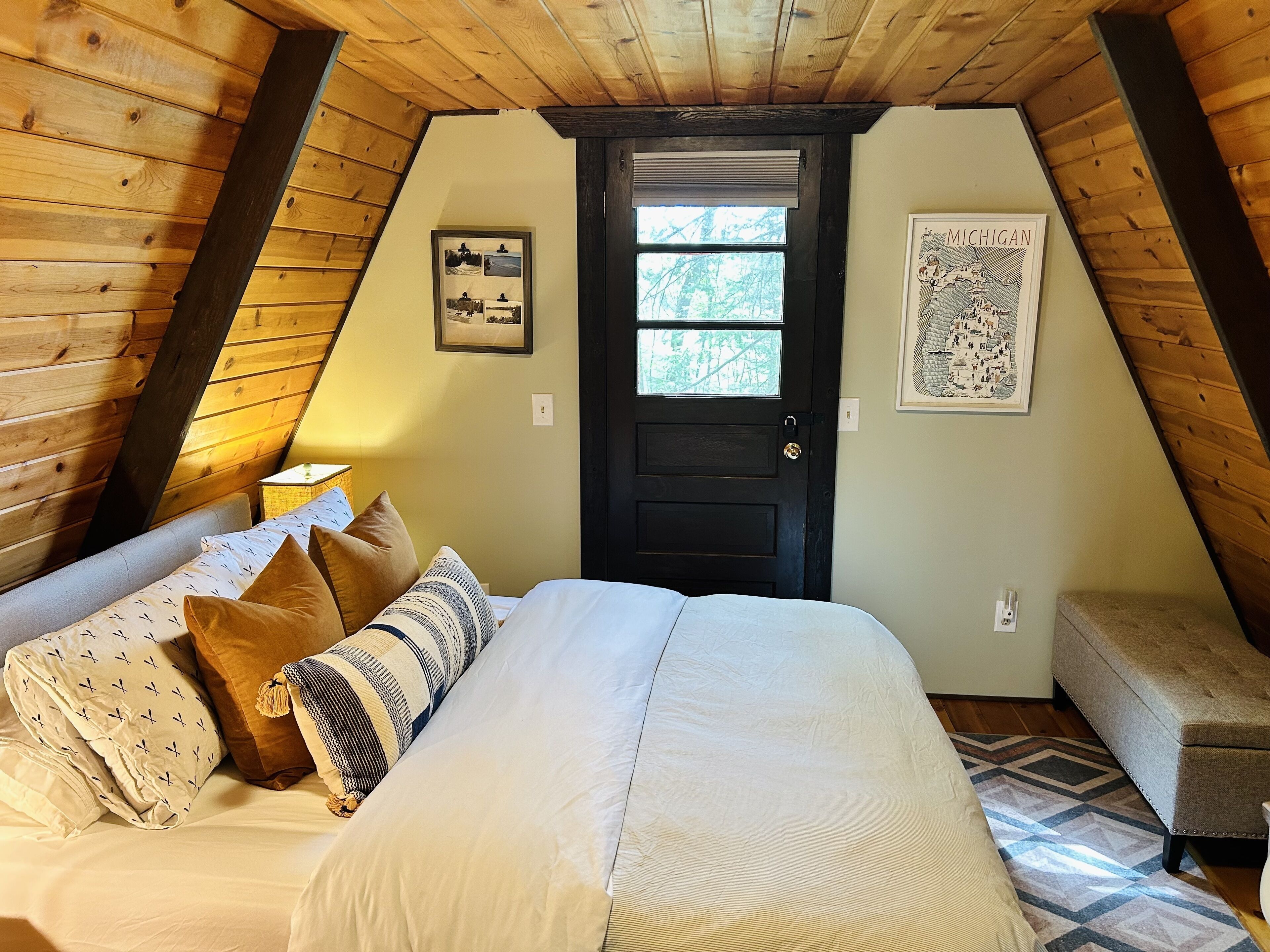 2 多间卧室、办公桌、WiFi、床单