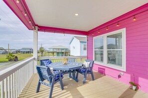 Outdoor dining - Steps to Beach: Pet-Friendly Crystal Beach Home (Crystal Beach)