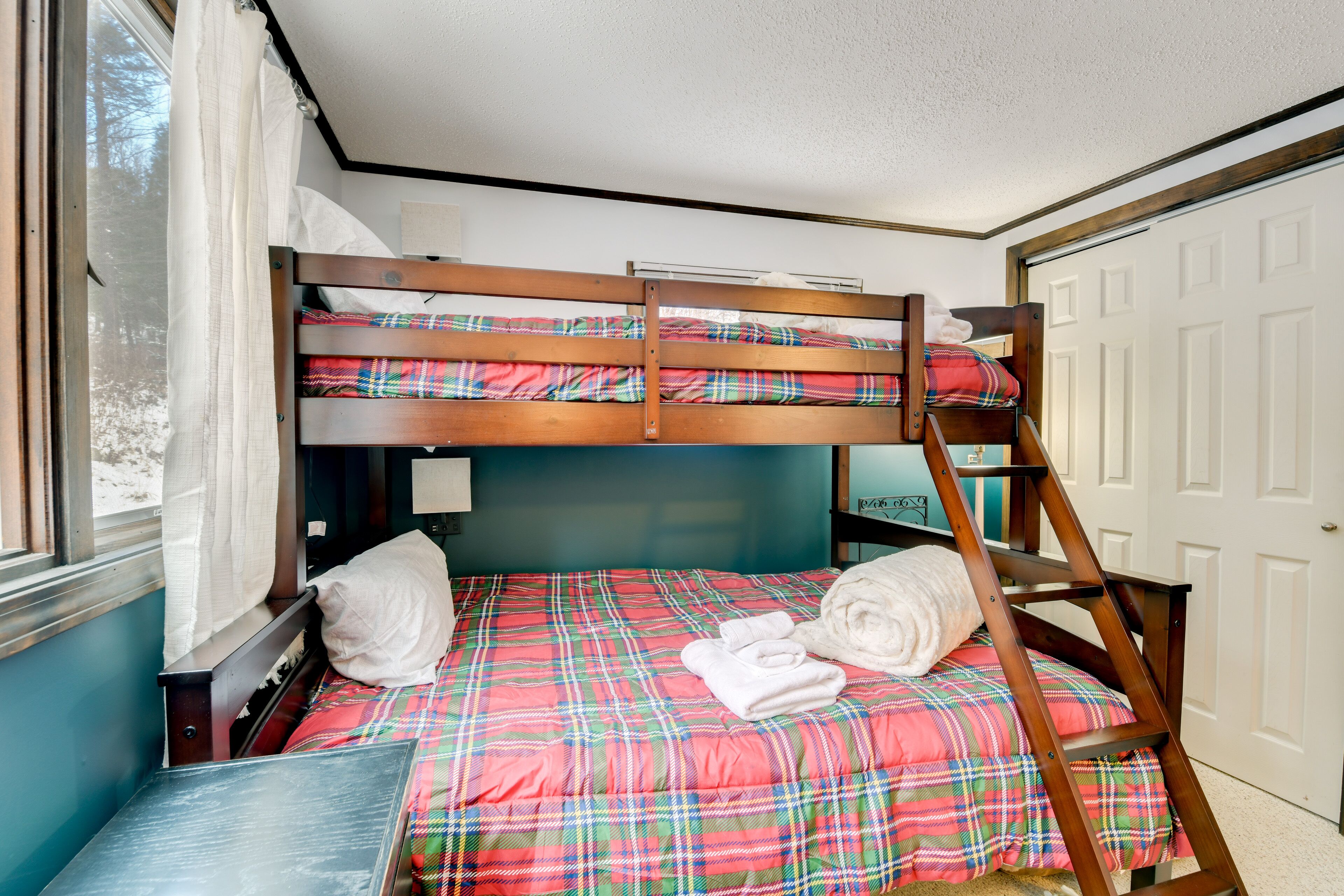 Pet-Friendly Home w/ Deck: 4 Mi to Jay Peak Resort