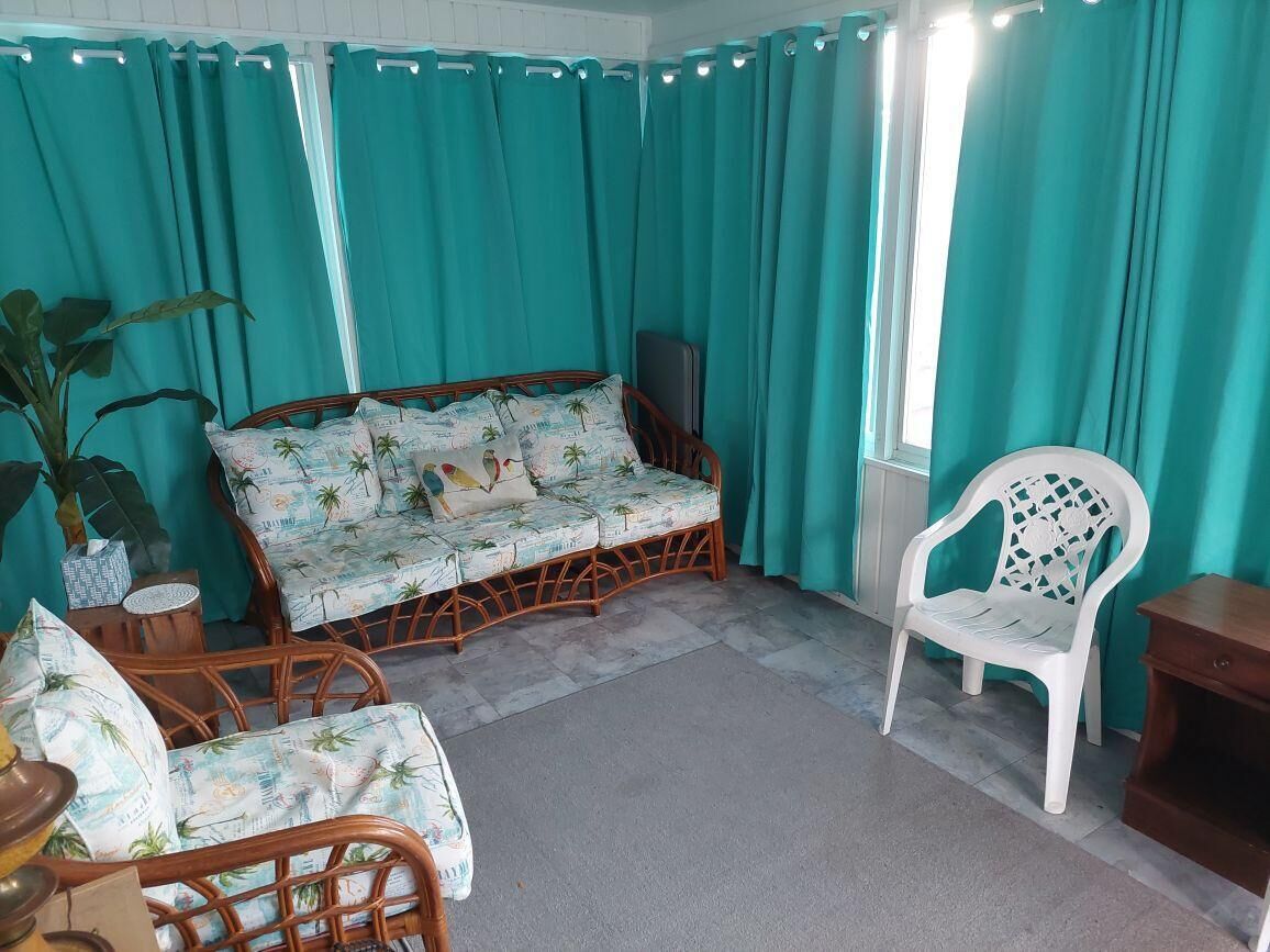 Smart-tv, een dvd-speler en boeken