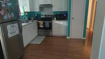 KĂŒhlschrank, Mikrowelle, Ofen, Herdplatte