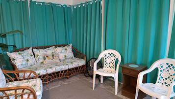 Smart-TV, DVD-Player, BĂŒcher