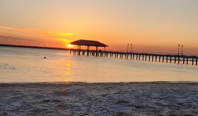 Sebring's lil sister town! Huge fenced yard. Pets welcome. Swimming lake nearby.