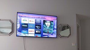 Olohuoneessa on sein älle asennettu taulutelevisio, josta voi katsoa useita suoratoistopalveluita.