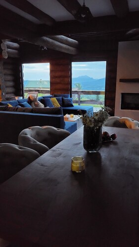 Your home away from home. 3 bedroom premium villa 20min away from Dracula Castle