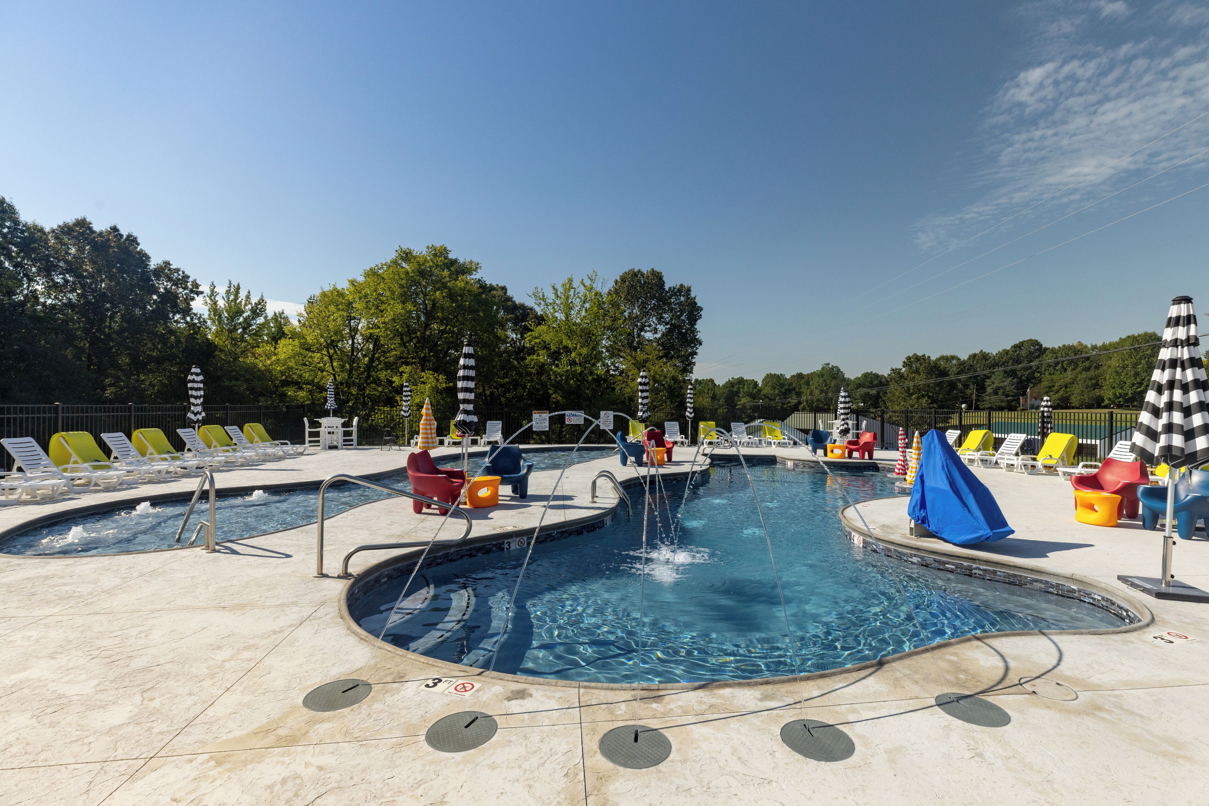 Una piscina al aire libre de temporada, sombrillas