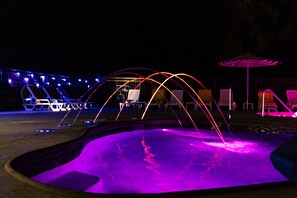 Sesongbasert utendørsbasseng, bassengparasoller og solsenger