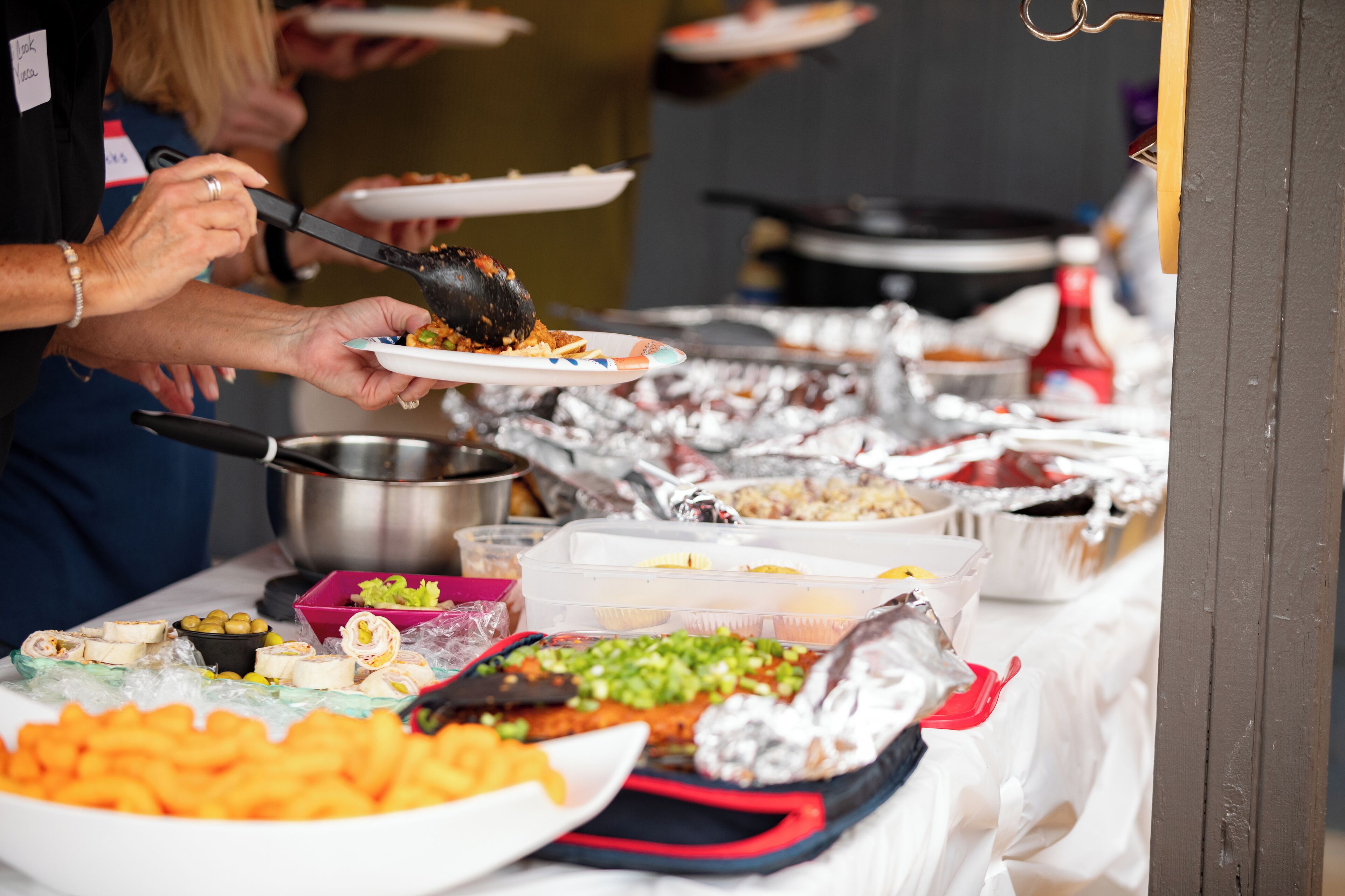 Ein Buffet mit verschiedenen Speisen und Behältern.