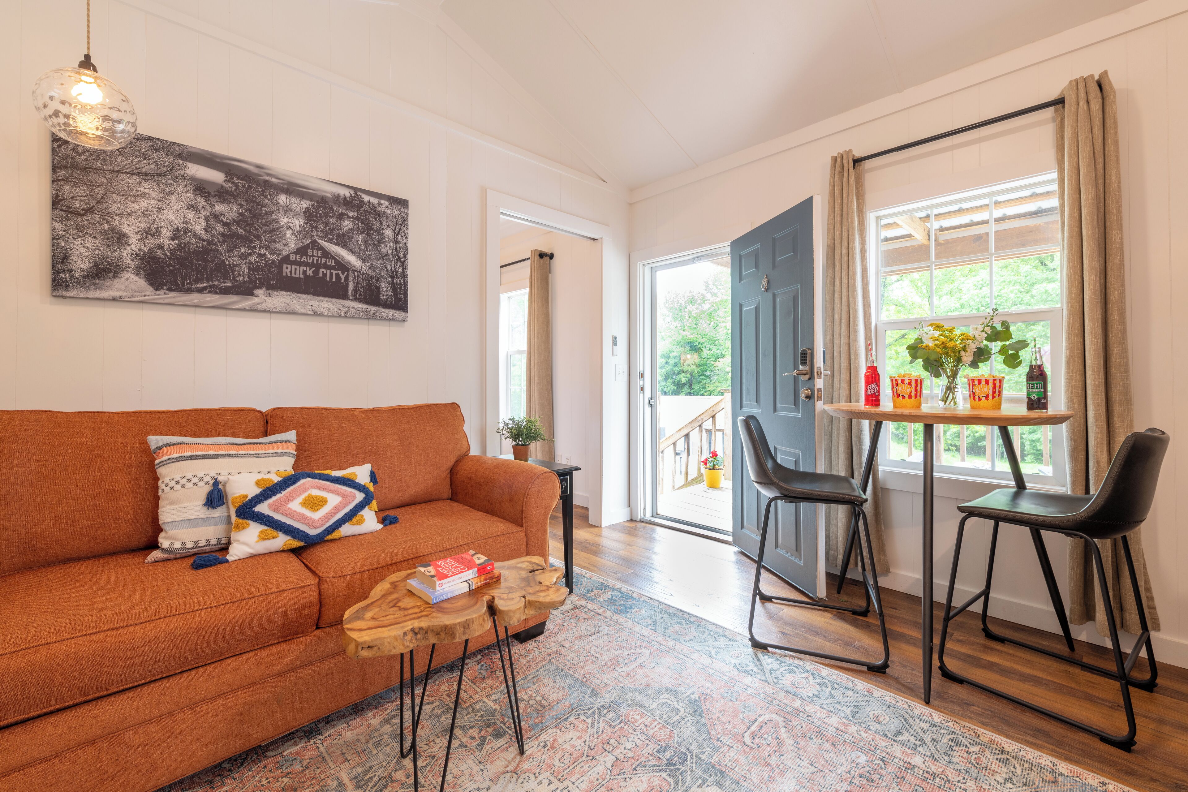 En 50-tommers smart-TV med Parabol-TV samt bordtennis og bøker