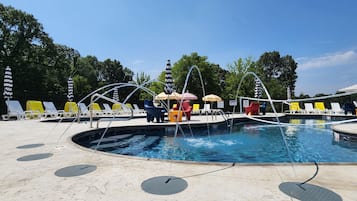 季節限定屋外プール、プール パラソル、サンラウンジャー