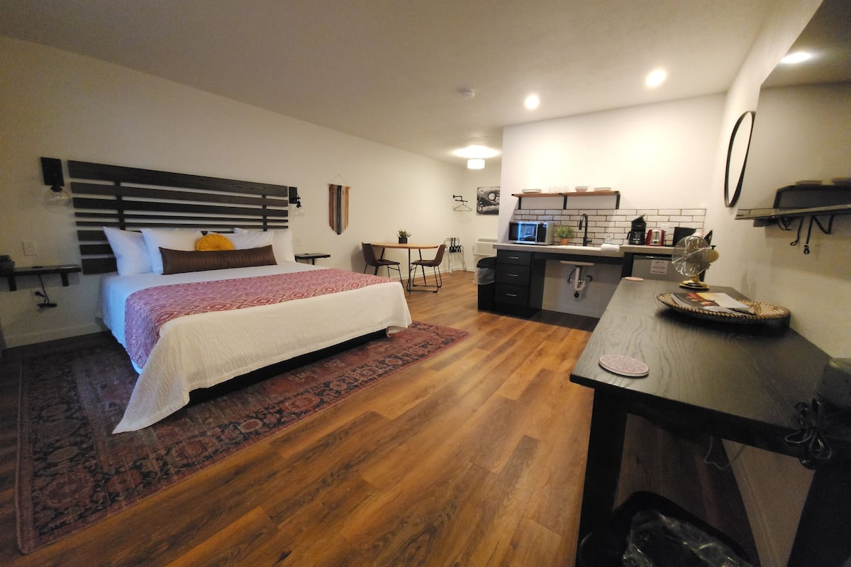 Room, 1 King Bed, Accessible, Kitchenette | 1 bedroom, Egyptian cotton sheets, premium bedding, laptop workspace